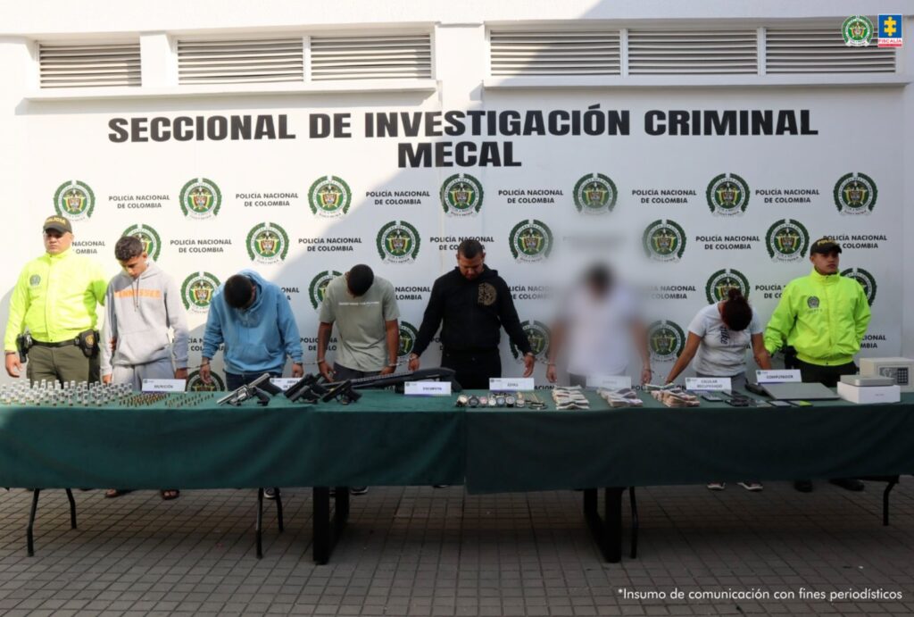 · La Fiscalía los investiga por, al menos, 8 hechos delictivos ocurridos entre febrero y mayo del presente año, en los que habrían hurtado cerca de 170 millones de pesos en joyas, dinero, celulares y otras pertenencias.
· Once víctimas fueron perseguidas, golpeadas e intimidadas con lo que parecían ser armas de fuego. Así las obligaron a entregar sus pertenencias.